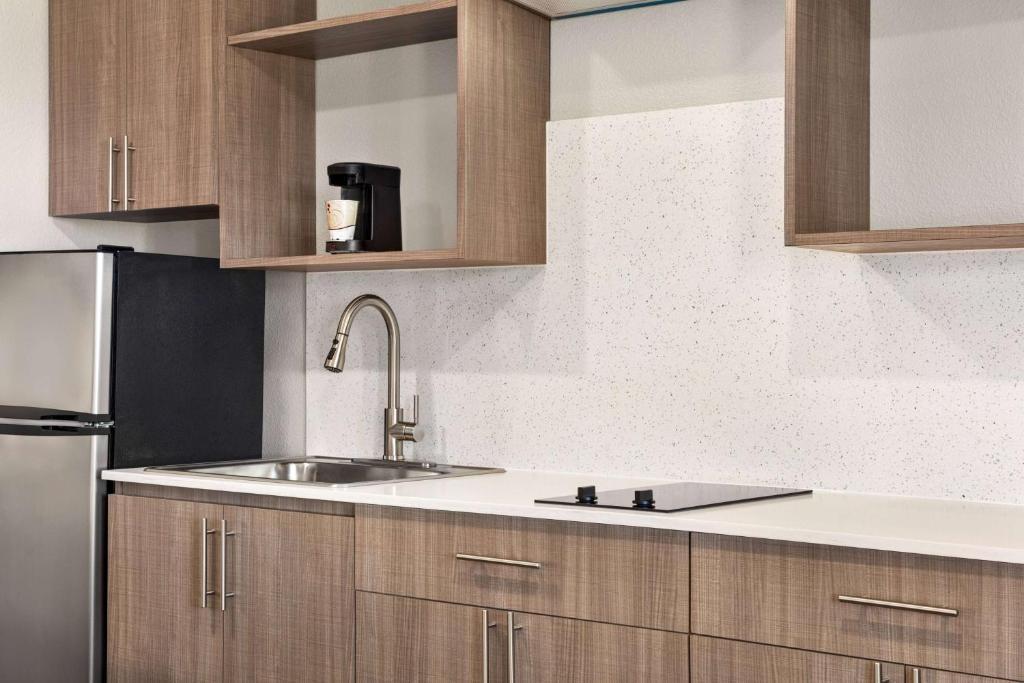 King Studio with Kitchenette - Non-Smoking