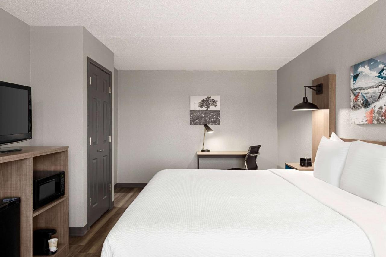King Room with Bath Tub - Mobility Accessible/Non-Smoking